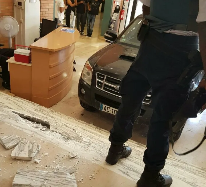 Il rentre avec son pick-up dans le hall de l'Atrium en Martinique