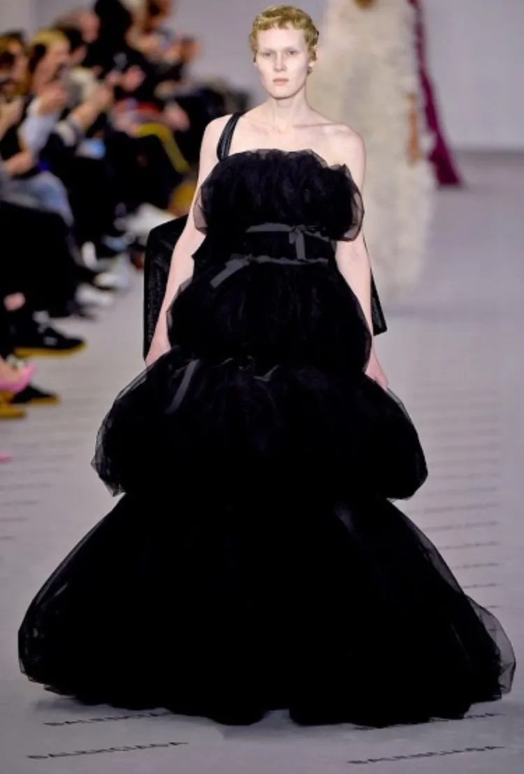 En direct de la fashion week à Paris, le défilé Balenciaga : longueur, couleurs éclatantes , beaux volumes et collants opaques coordonnés aux tenues ! Somptueux et chic !