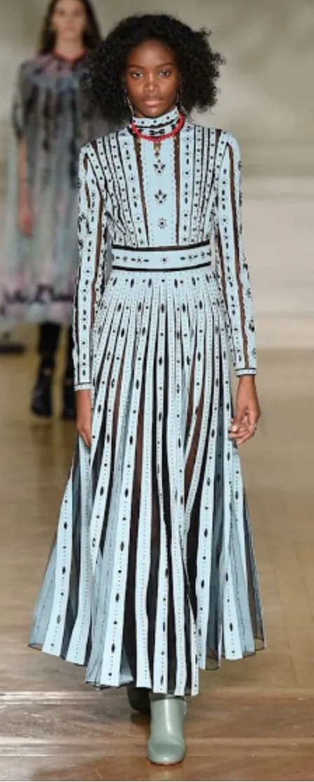 A la Fashionweek de Paris, Valentino présente  ses superbes longues robes légères et vaporeuses! Toutes en finesse, fluides, légères et parfois transparentes. Les manches sont longues et dévoilent pourtant le corps. Les couleurs joyeuses et colorées : du