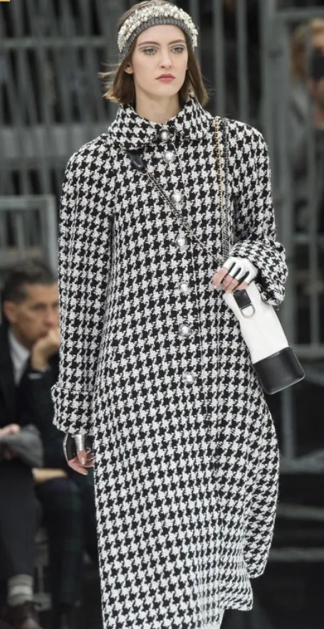 Chanel : Le chic parisien se projette à travers une collection aux accents futuristes. Et l'esprit du tailleur tweed légendaire prend son envol dans une dimension intersidérale !