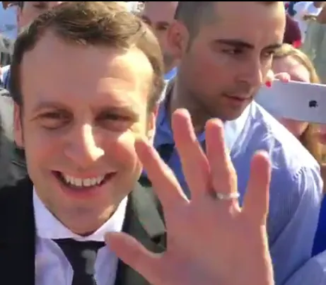 Emmanuel Macron comme une saucisse dans le rougail