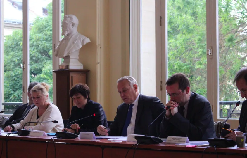 1ère Assemblée Générale Constitutive du GIP "mission de la mémoire de l'esclavage" : même le buste est blanc...