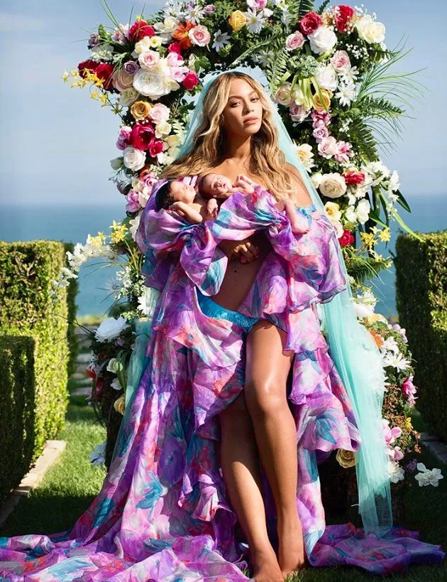LA CHANTEUSE BEYONCÉ PRÉSENTE SES JUMEAUX, SIR CARTER ET RUMI