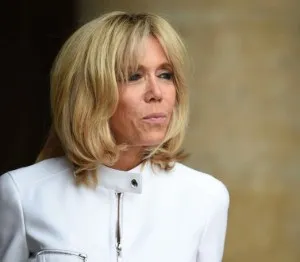 BRIGITTE MACRON : LA  GRAMMAIRE VESTIMENTAIRE D’UNE DAME DEVENUE VISIBLE SUR LA SCÈNE POLITIQUE