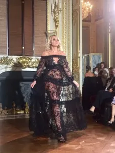 Ewa Minge a présenté sa collection automne hiver 2018, au Shangri La à Paris