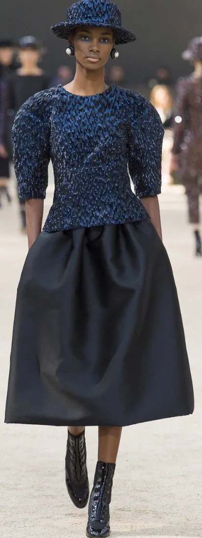 HAUTE COUTURE, GRAND PALAIS, TOUR EIFFEL : LA MAISON CHANEL  PRÉSENTE UNE COLLECTION CLASSIEUSE, D’UNE GRANDE SOBRIÉTÉ
