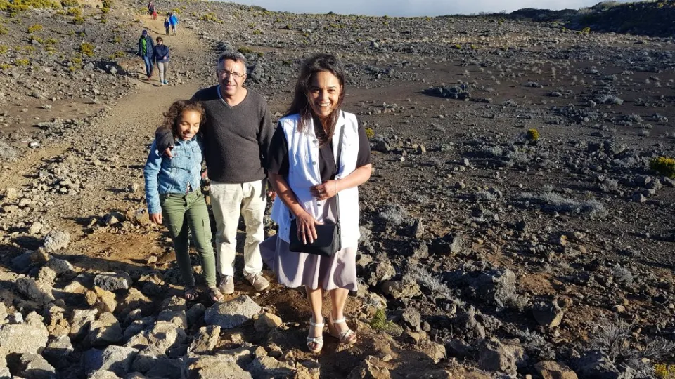 ÎLE DE LA RÉUNION : UNE FEMME VA ADMIRER L’ÉRUPTION DU PITON DE LA FOURNAISE AVEC DES CHAUSSURES COMPENSÉES