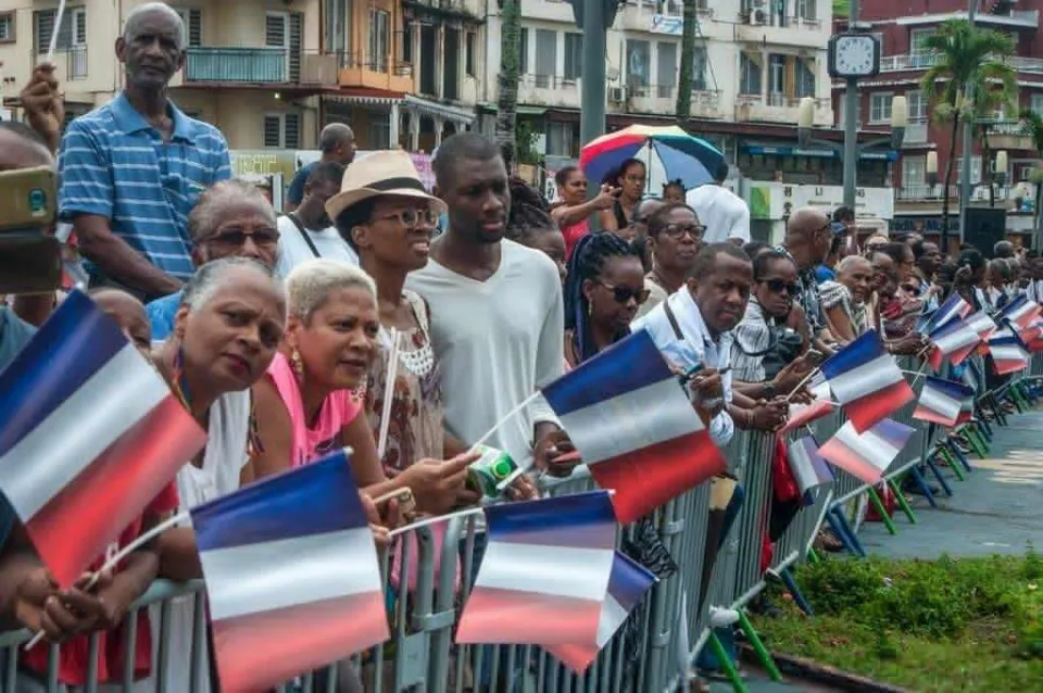 "Le voilà notre drapeau chéri"