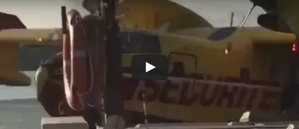 Vidéo : un Canadair heurte une barge... oups