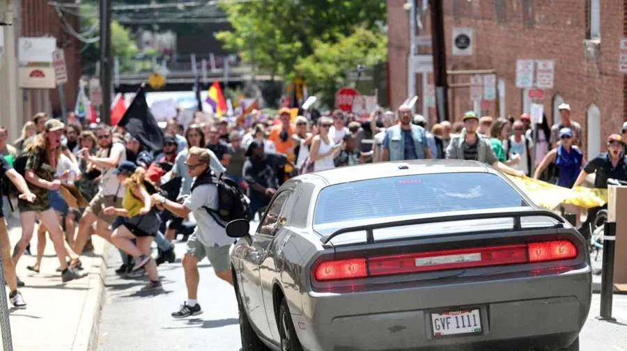 USA ! Nouvelle vidéo de la voiture fonçant dans la foule... 😳
