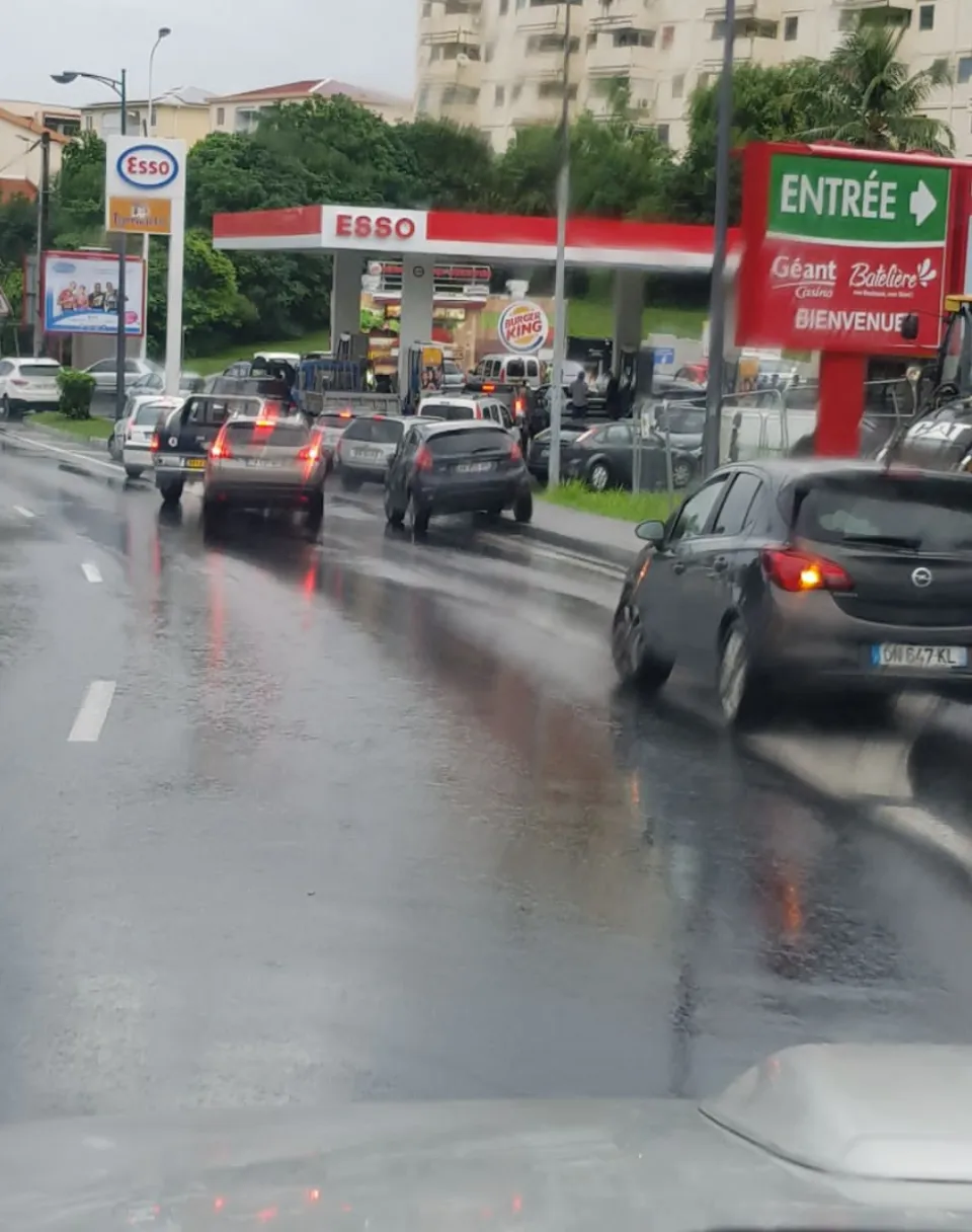 Après l'alerte rouge...la Martinique déclenche l'alerte à mal aux boules dans les stations