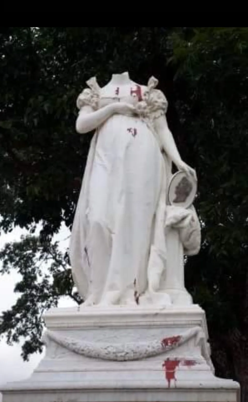 21 septembre 1991...la statue de l'impératrice Joséphine est étêtée à Fort-de-France en Martinique
