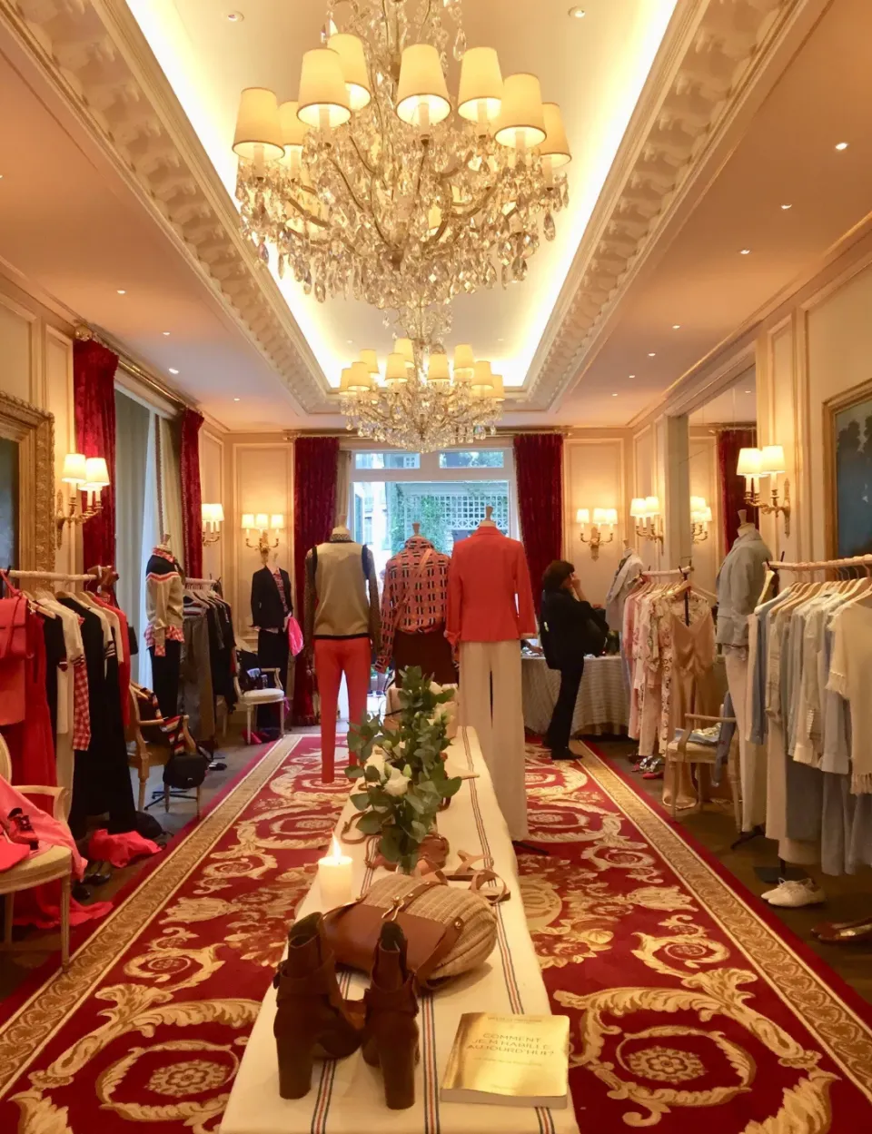 COLLECTION INÈS DE LA FRESSANGE À LA FASHION WEEK : ÉLÉGANCE ET FRAÎCHEUR SONT AU RENDEZ-VOUS