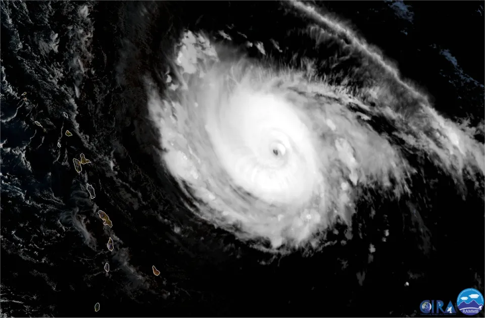 Irma, passe en catégorie 4 et menace les îles du nord (photos + cartes + vidéos)