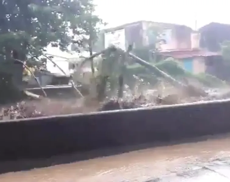 Martinique : 🎶🎶🎵dlo desann Sen piè🎶🎶🎵