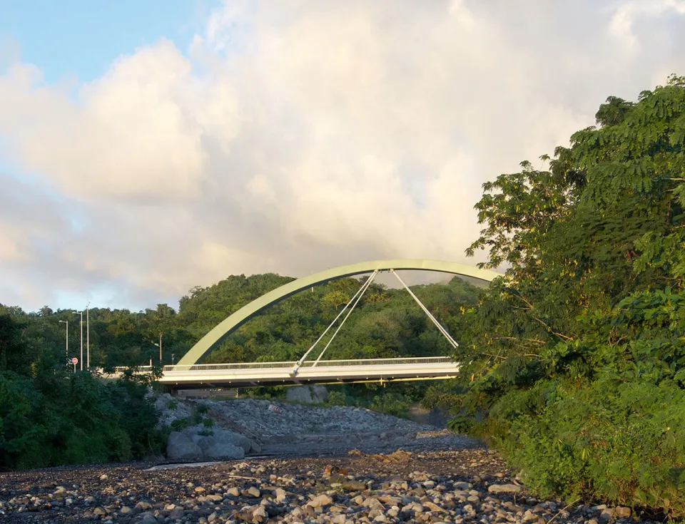 Woulo, on a le seul pont suspendu avec un seul arc de France