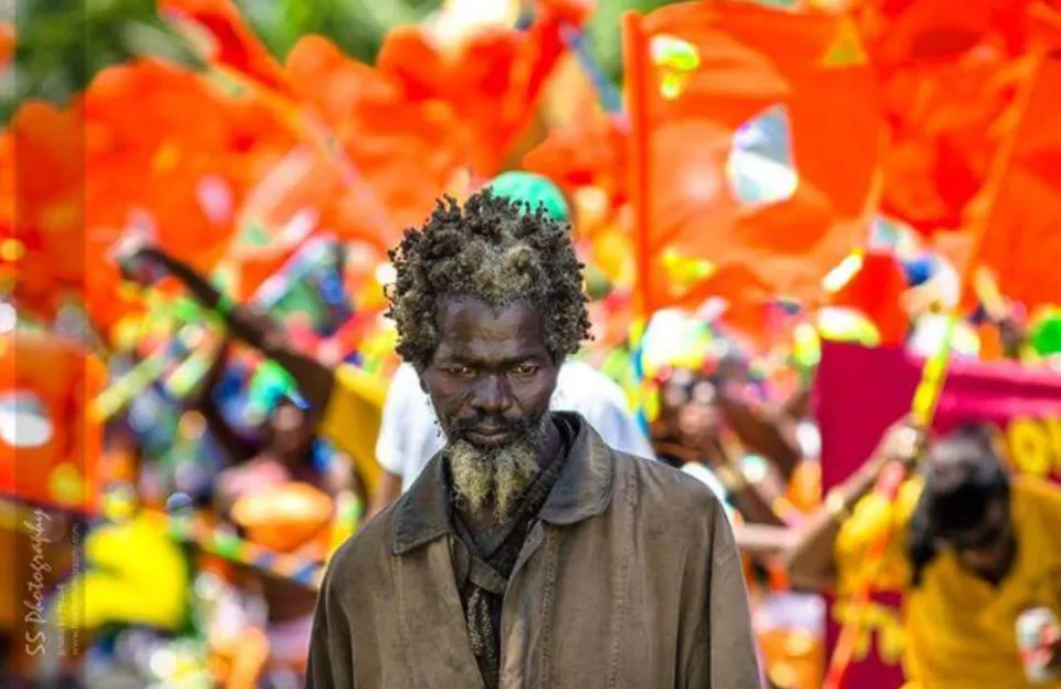 Cet homme noir n'est pas un jouet sombre au carnaval des autres