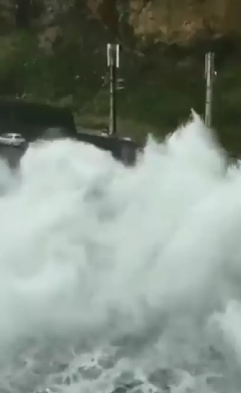 Île de La Réunion : vidéo impressionnante de la houle sur la route du littoral