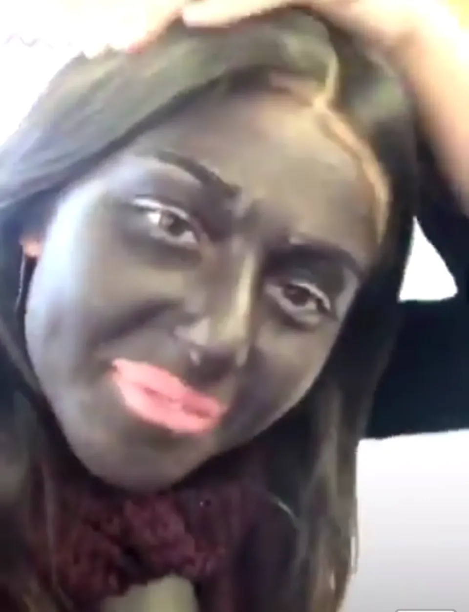 Il porte une kippa...il fait un black face