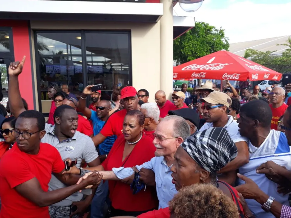 Arrivée triomphale d'Alfred Marie-Jeanne à l'aéroport Aimé Césaire en Martinique