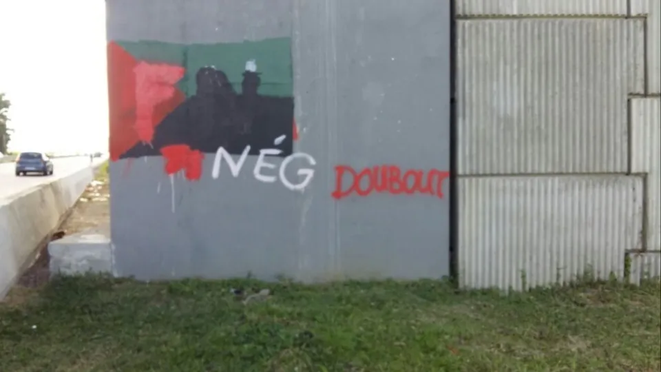 En Martinique on dit "Ferme Taggle" au FN