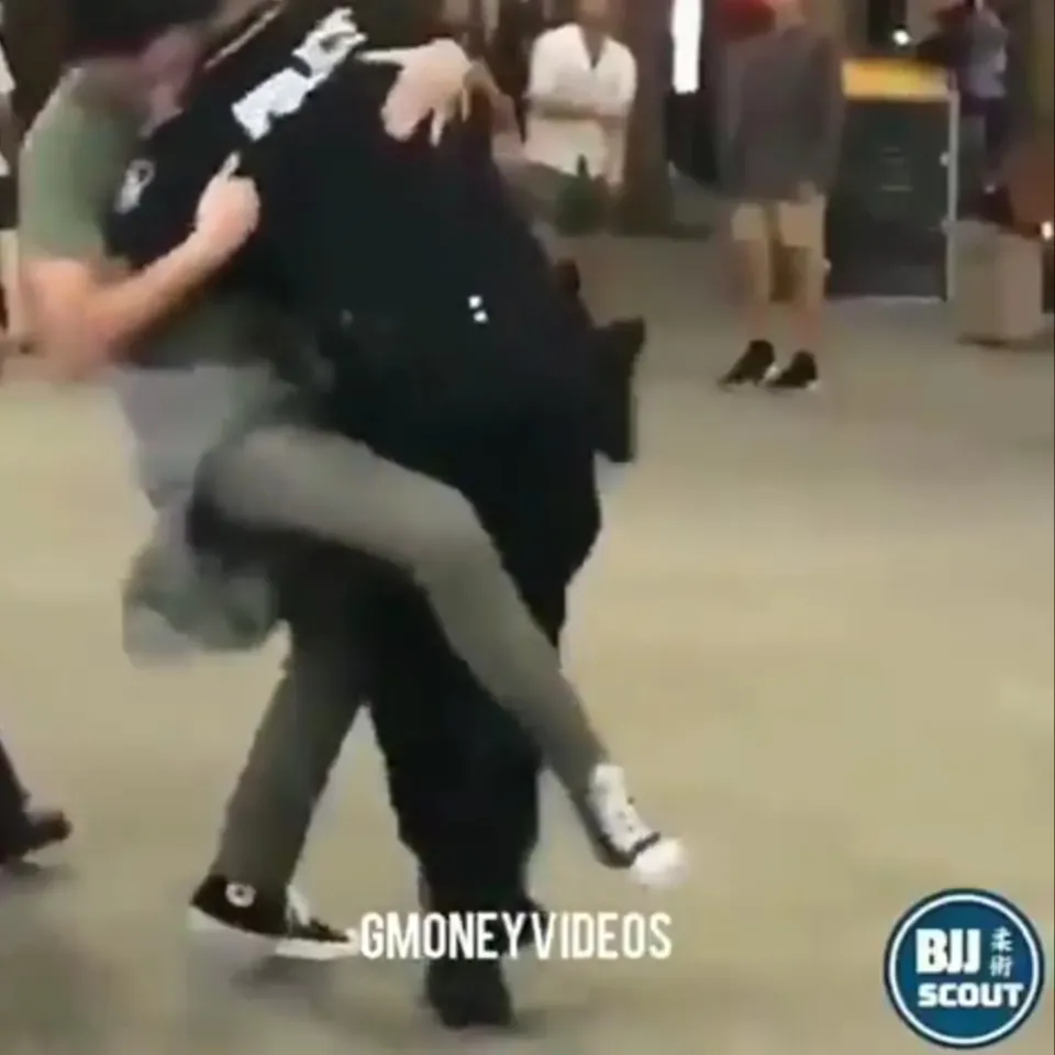 Concernant sa technique ce policier aurait eu Riner...pourtant