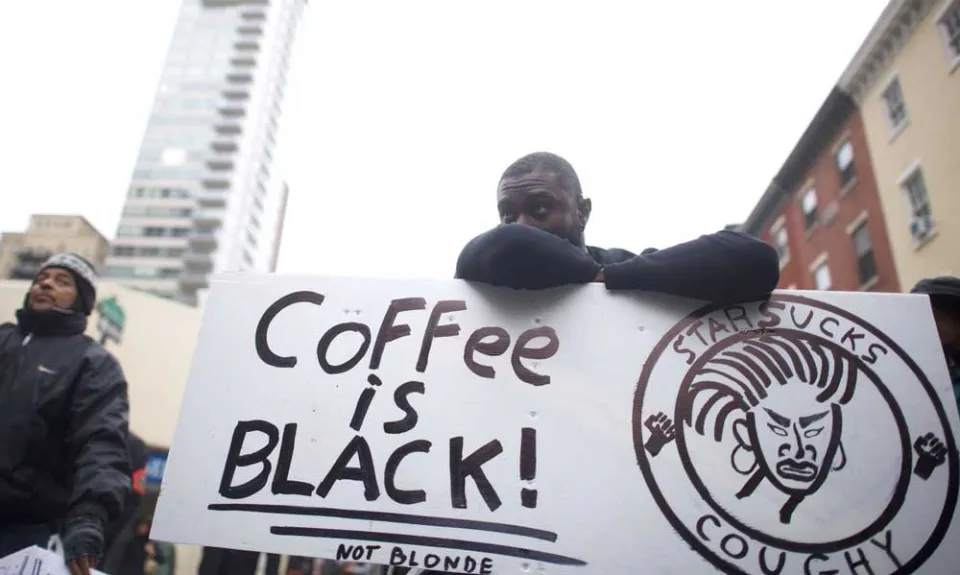 Racisme : Plutôt que de renvoyer un employé, Starbucks fermera tous ses cafés une journée...