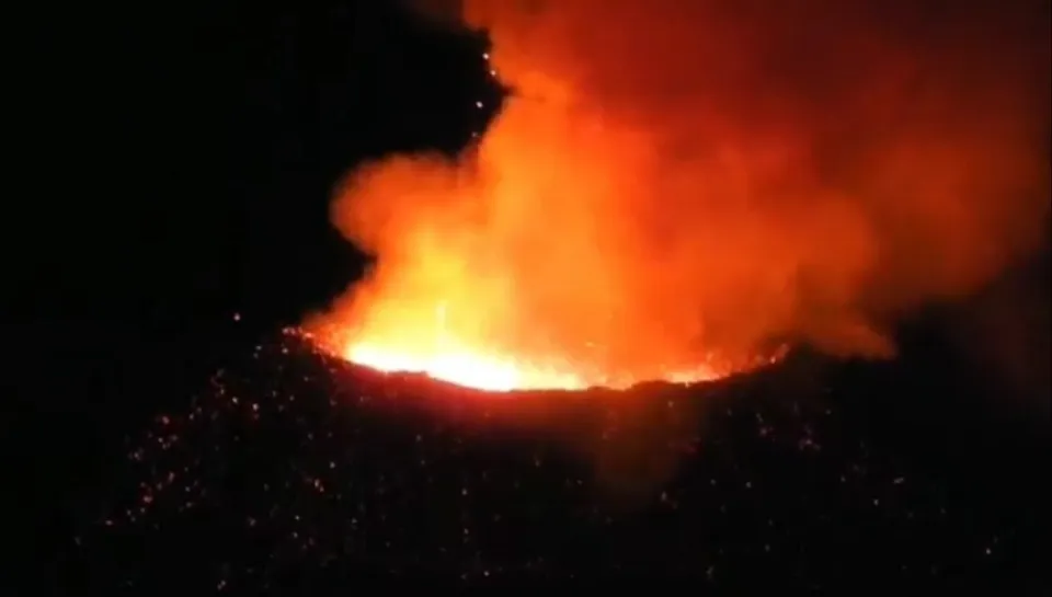 Un jongleur rend un hommage enflammé au Piton de la Fournaise à l'île de La Réunion