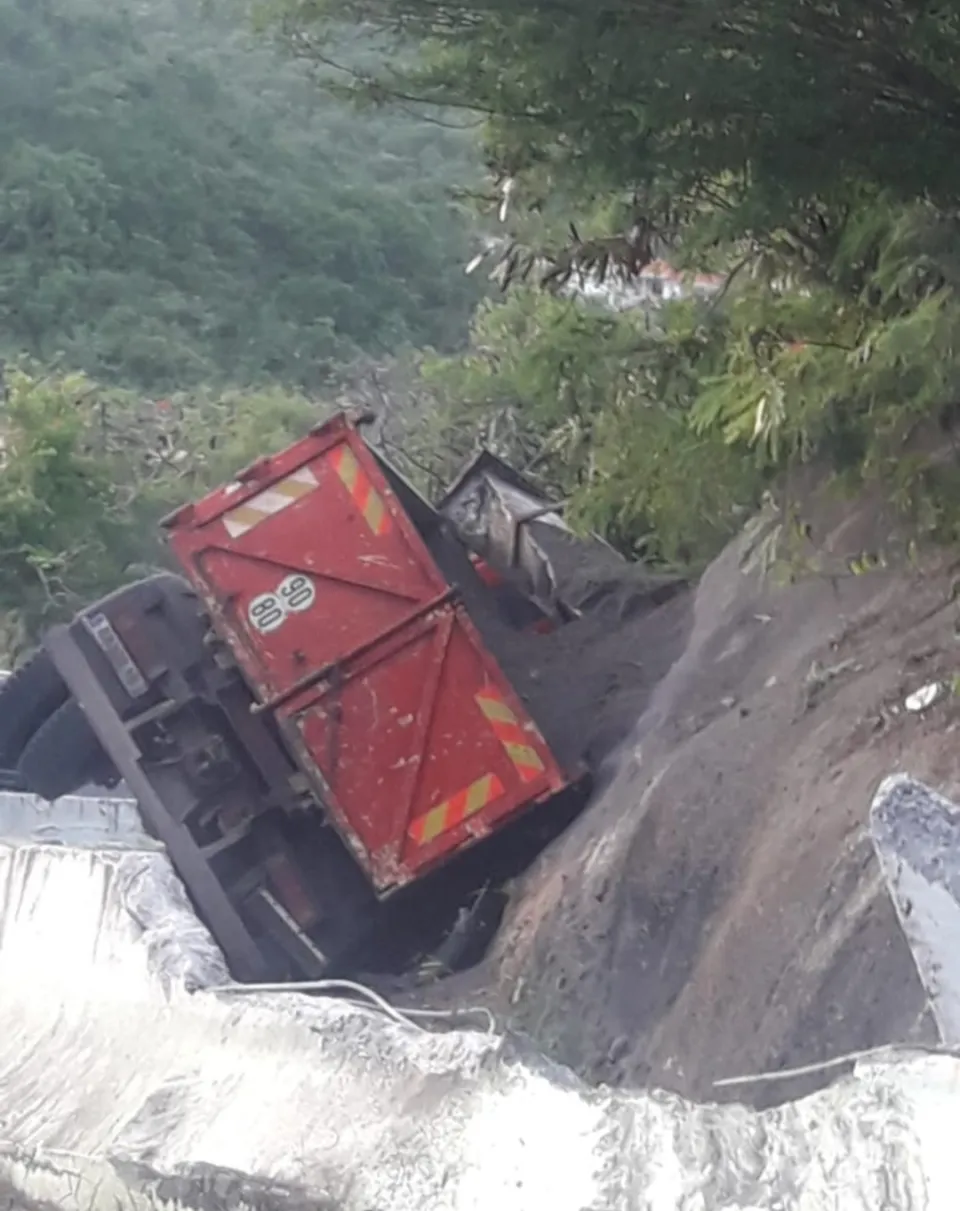 Un camion fait une étonnante  sortie de route à Case-Pilote en Martinique