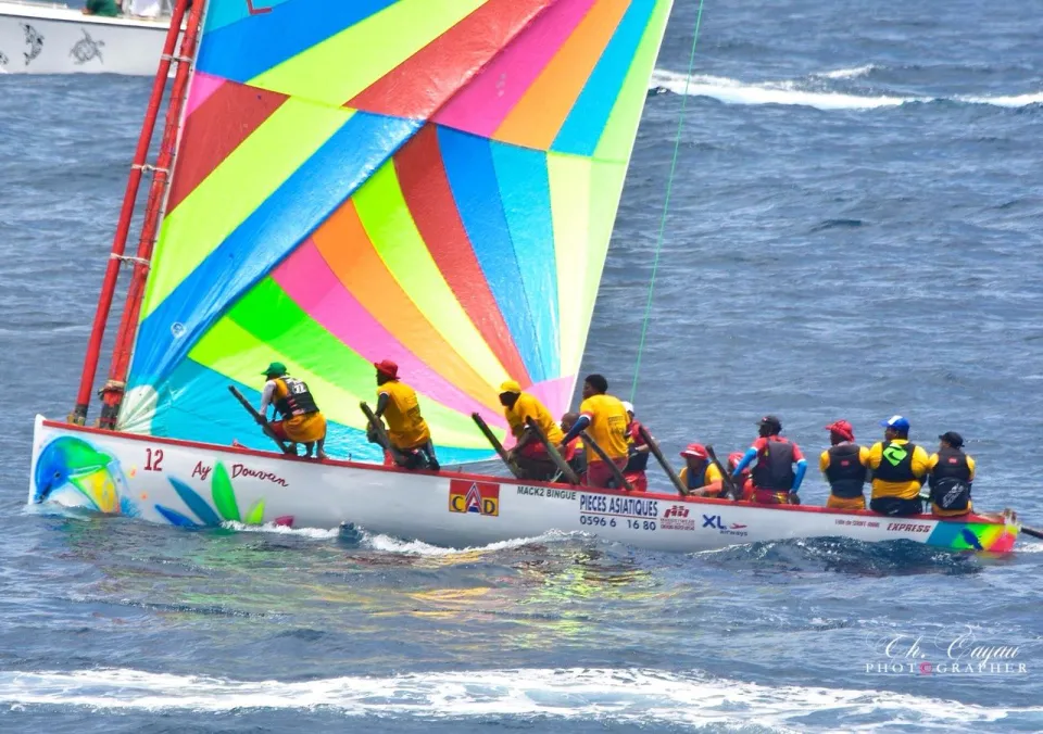 Tour de la Martinique des Yoles Rondes : Ay Douvan...quand le sans sponsor sort du lot sur l'eau