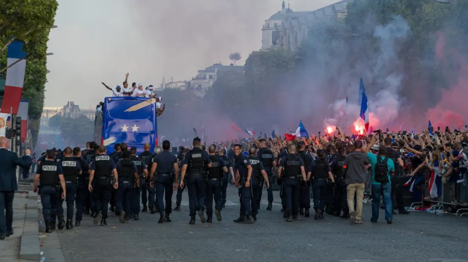 "Quand le gratin se sépare des nouilles" - Défilé gâché sur les Champs pour l'équipe de France...