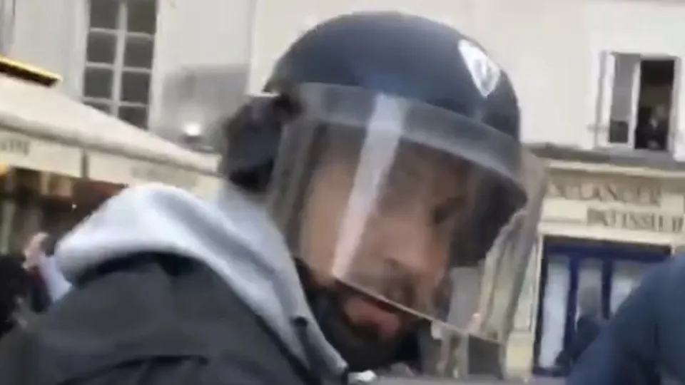 Un collaborateur de Macron filmé, déguisé en CRS, en train de tabasser un manifestant... 🤔 (vidéo)