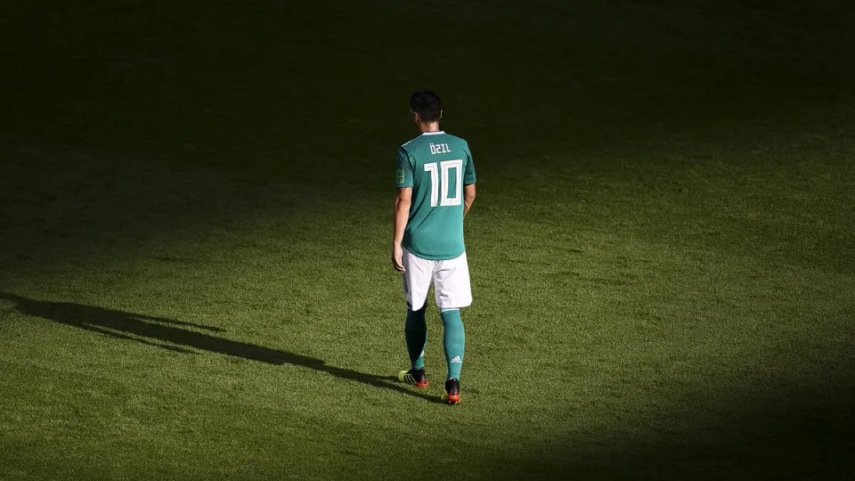"Je suis Allemand quand nous gagnons, et immigré quand nous perdons". Le joueur allemand Ozil met fin à sa carrière, dégouté.
