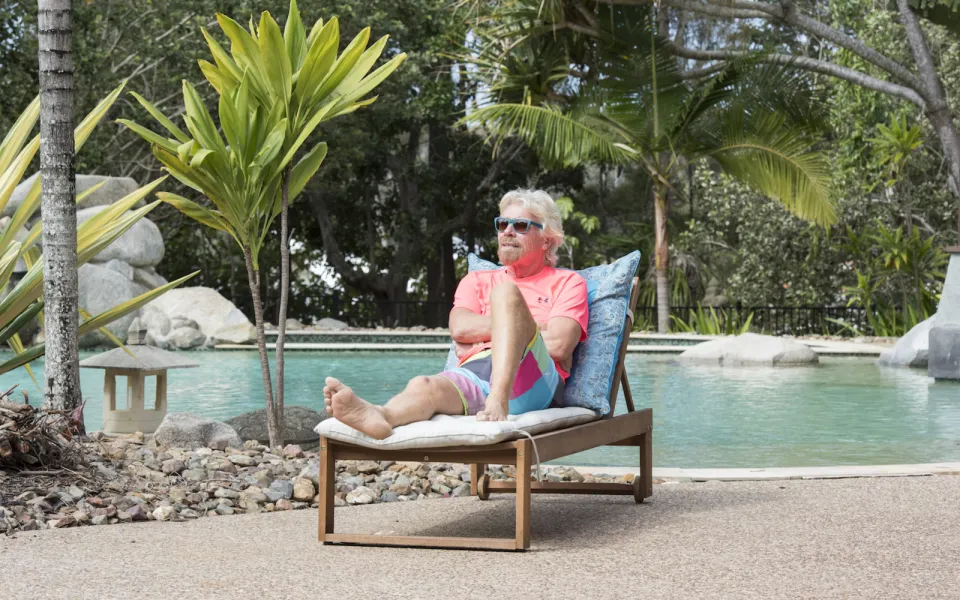 Je tweete sur la misère du monde depuis mon île privée dans les Caraïbes