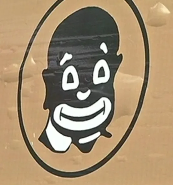 "J’ai des amis qui ressemblent beaucoup à ça donc on a voulu mettre le kaf en col blanc et souriant"