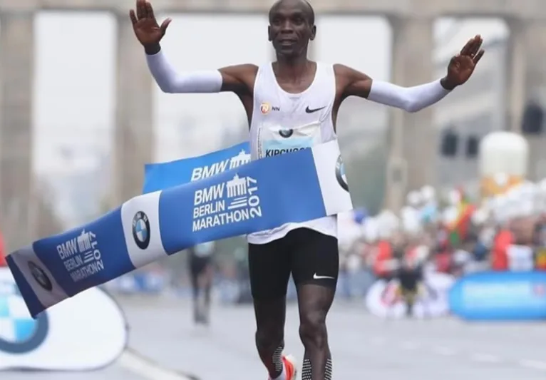 Le Kényan Eliud Kipchoge bat le record du monde du marathon