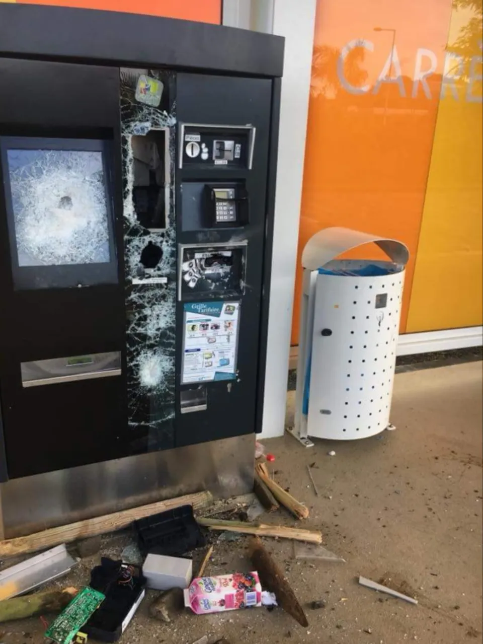 Alfred Marie-Jeanne vandalise un distributeur de tickets du TCSP en Martinique