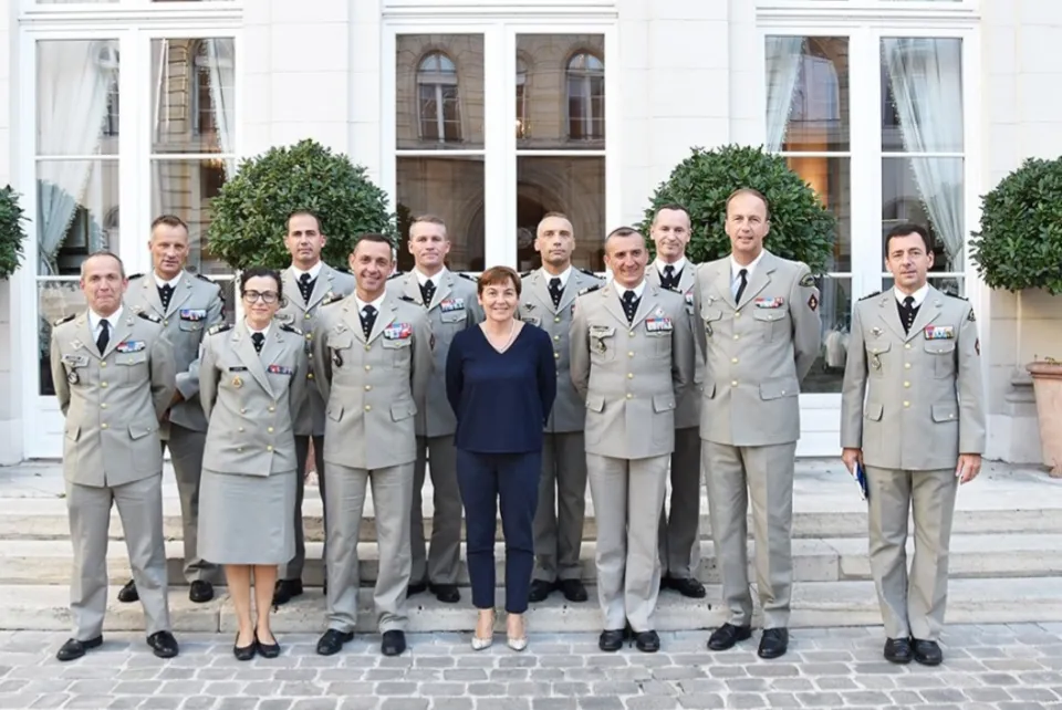 Armée de France : rendez-vous les nègres...vous êtes cernés