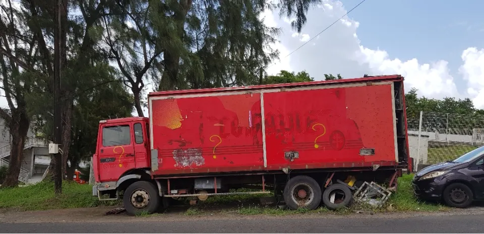 VHU en Martinique : un propriétaire entre bière et terre