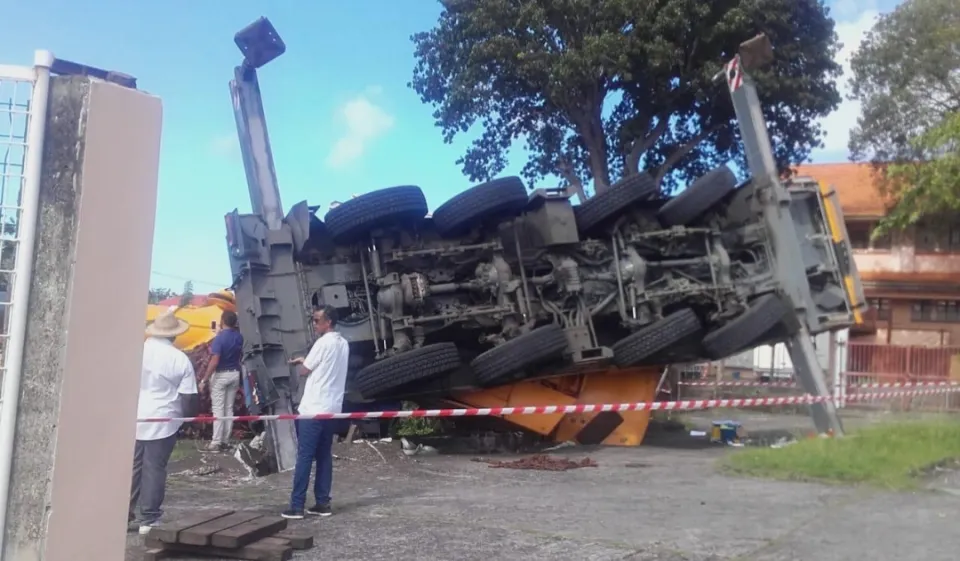 Une grue se renverse sur une école primaire aux Trois-îlets en Martinique