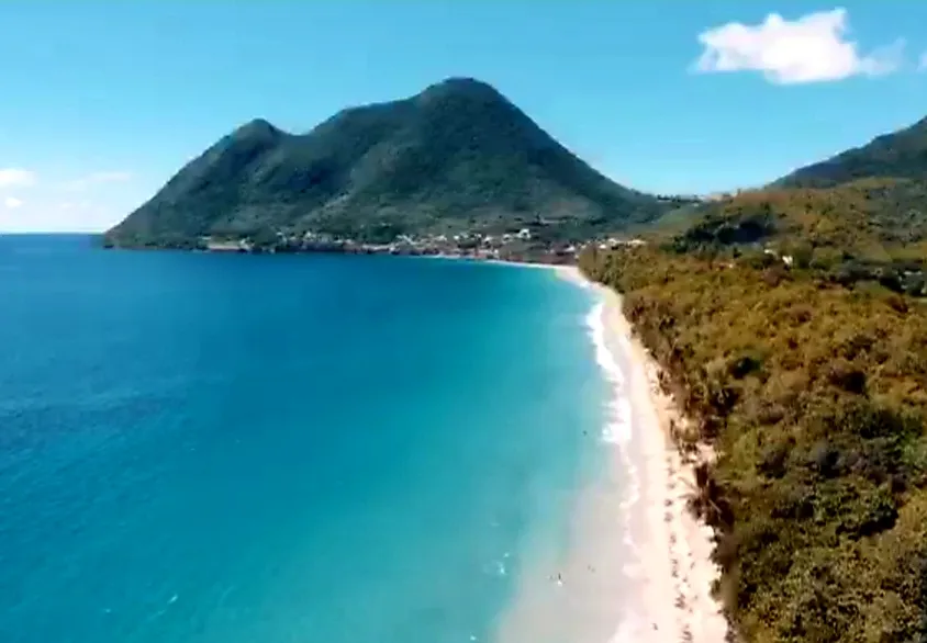 Tempête de ciel bleu en Martinique - La plage du Diamant - Dizac-