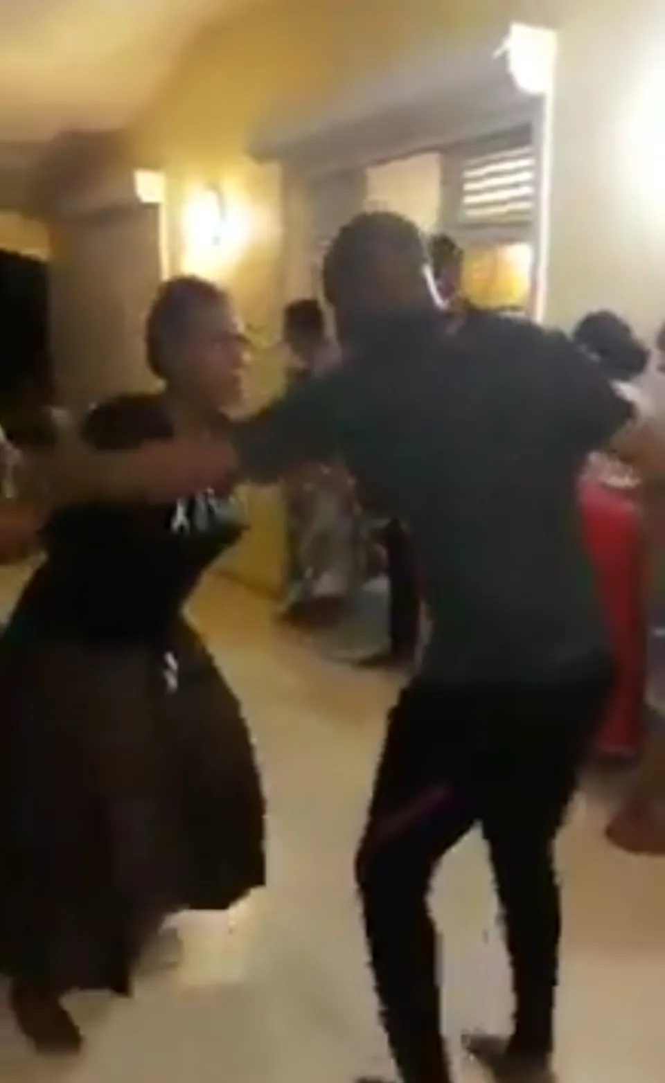 Bruno Nestor Azérot danse avec l'élue