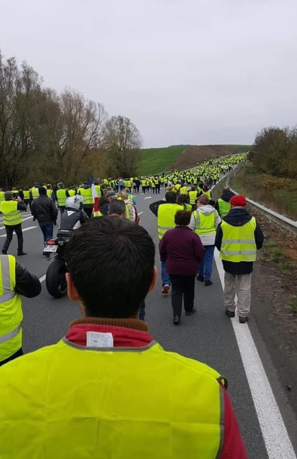 France :les gilets jaunes sont En Marche contre la politique de Macron