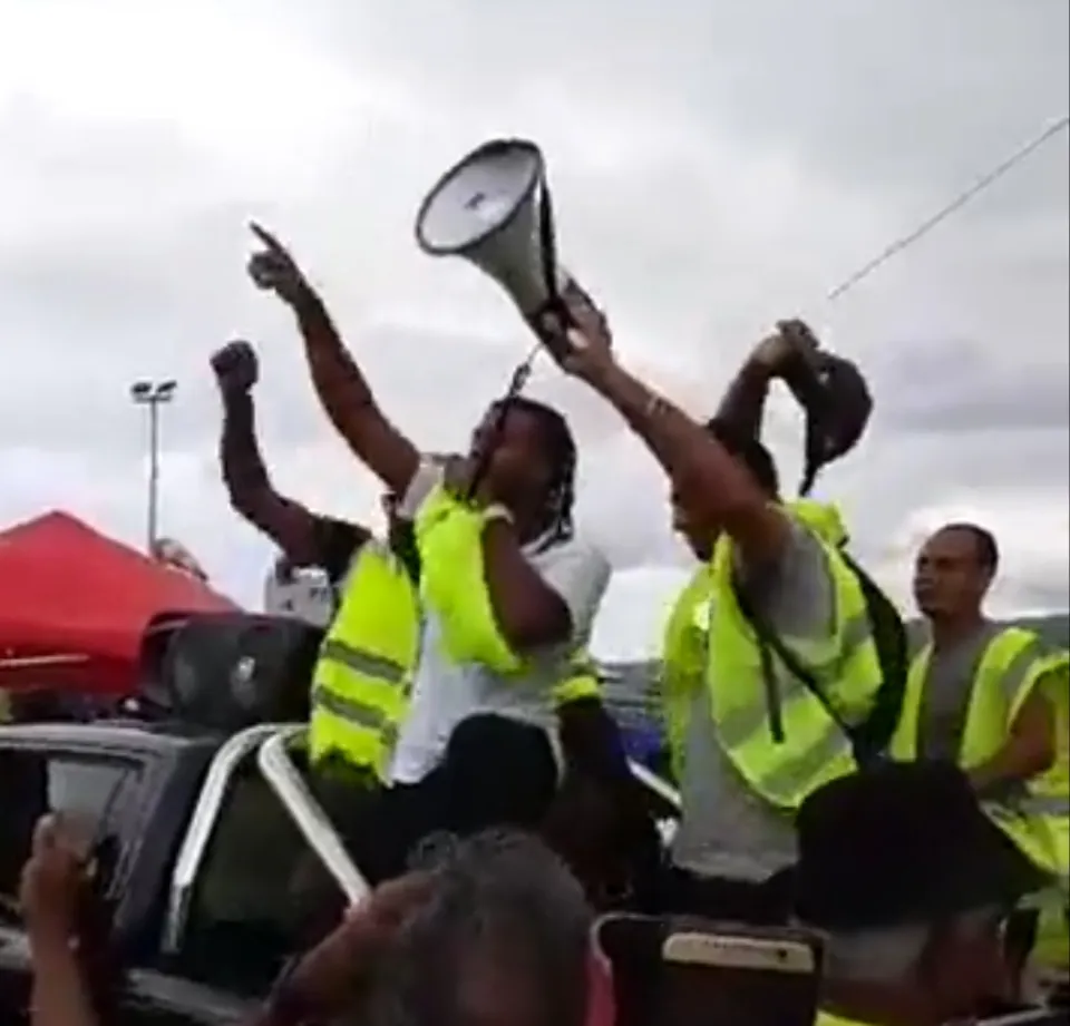 Île de La Réunion : "Politicien i bouge pas,nous blok  toute..."