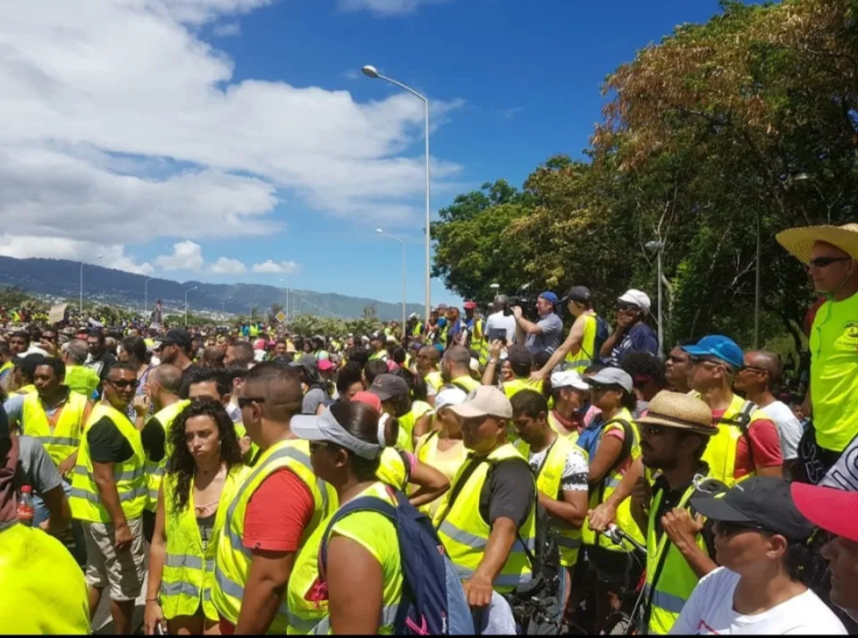 Île de La Réunion...les gilets jaunes inventent le Gillot jaune