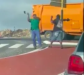 Armé d'un marteau, il rend un vibrant hommage à Claude François qui n'en demandait pas tant...
