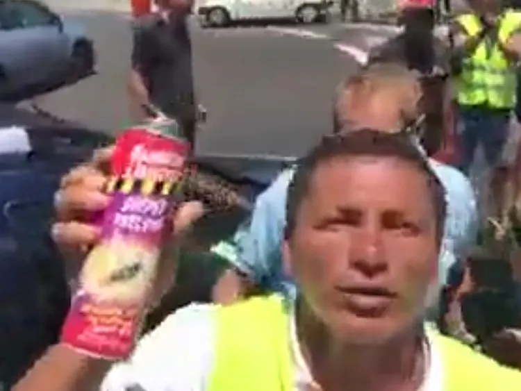 Vivre ensemble à l'île de La Réunion : un zorey qui a le cafard asperge un réunionnais avec un insecticide
