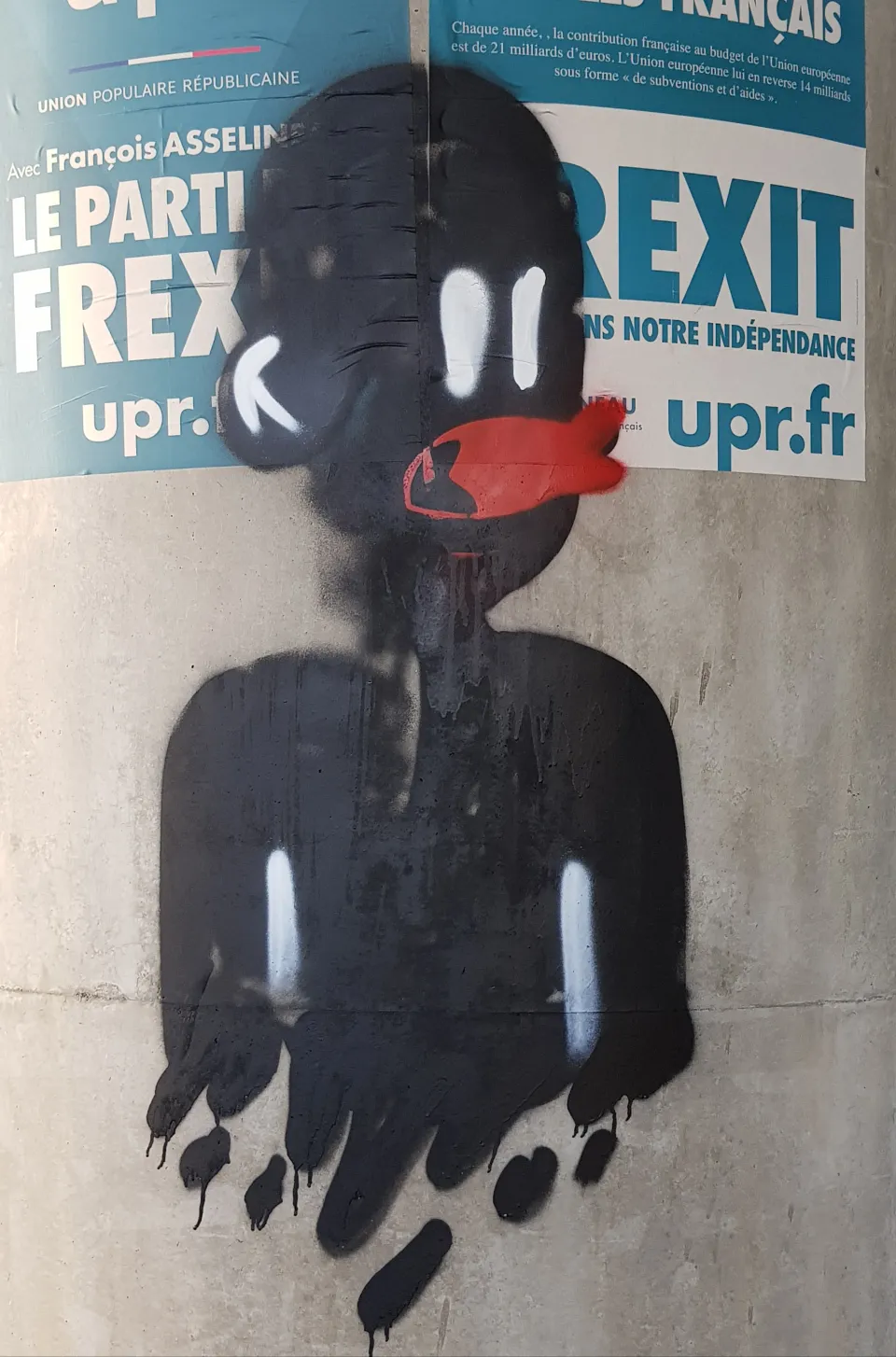 Un nègre noir avec un poisson rouge sur la bouche
