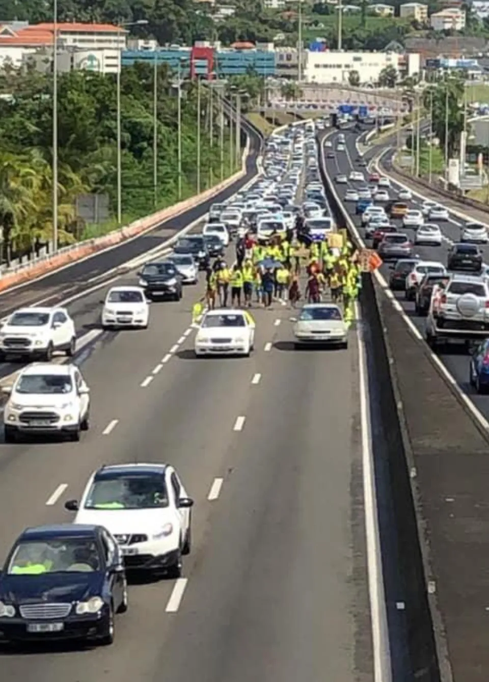 Près de 380 000 gilets jaunes paralysent la Martinique