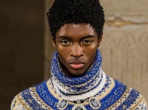 Le premier mannequin noir pour Chanel Hommes.